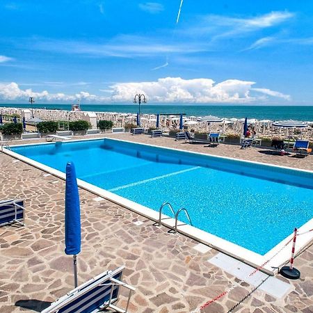 Sea View Apartment With Swimming Pool Lido di Jesolo Kültér fotó
