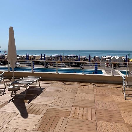 Sea View Apartment With Swimming Pool Lido di Jesolo Kültér fotó