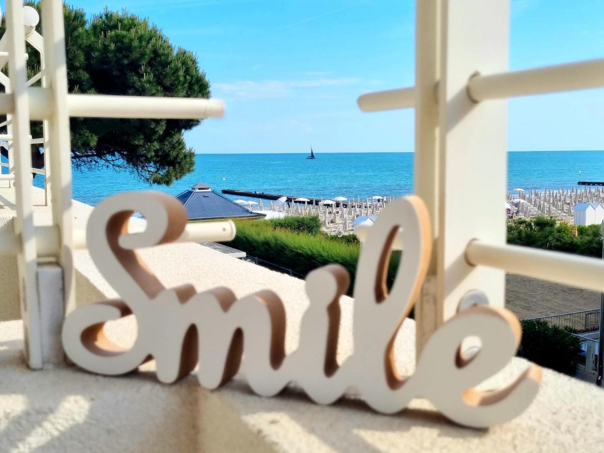 Sea View Apartment With Swimming Pool Lido di Jesolo Kültér fotó