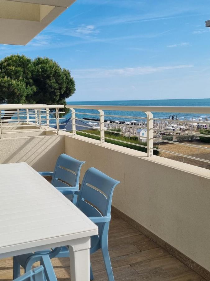 Sea View Apartment With Swimming Pool Lido di Jesolo Kültér fotó