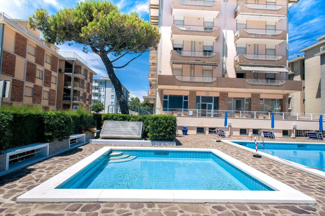 Sea View Apartment With Swimming Pool Lido di Jesolo Kültér fotó