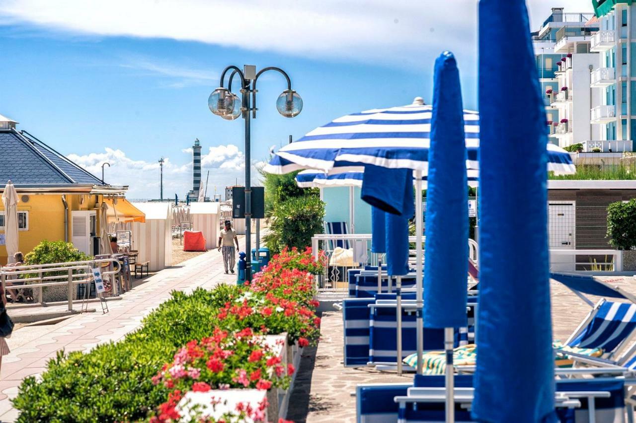 Sea View Apartment With Swimming Pool Lido di Jesolo Kültér fotó