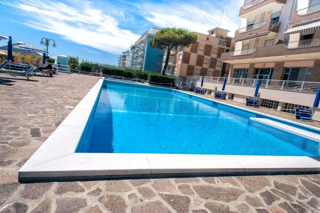 Sea View Apartment With Swimming Pool Lido di Jesolo Kültér fotó