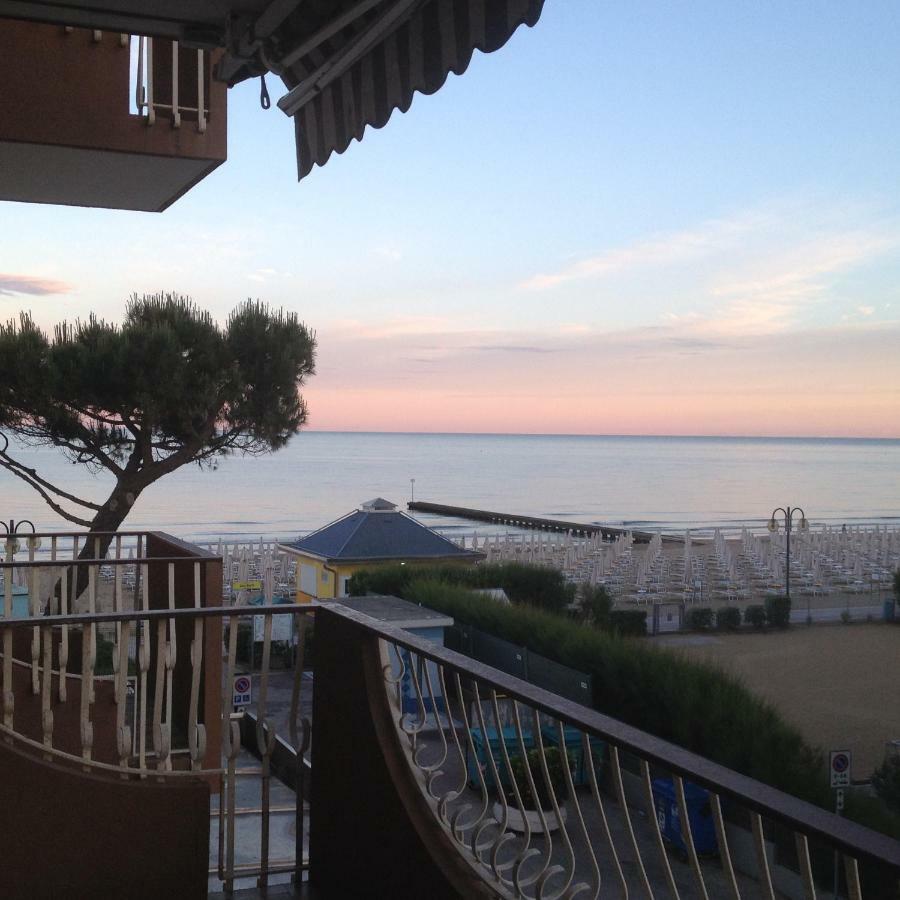 Sea View Apartment With Swimming Pool Lido di Jesolo Kültér fotó