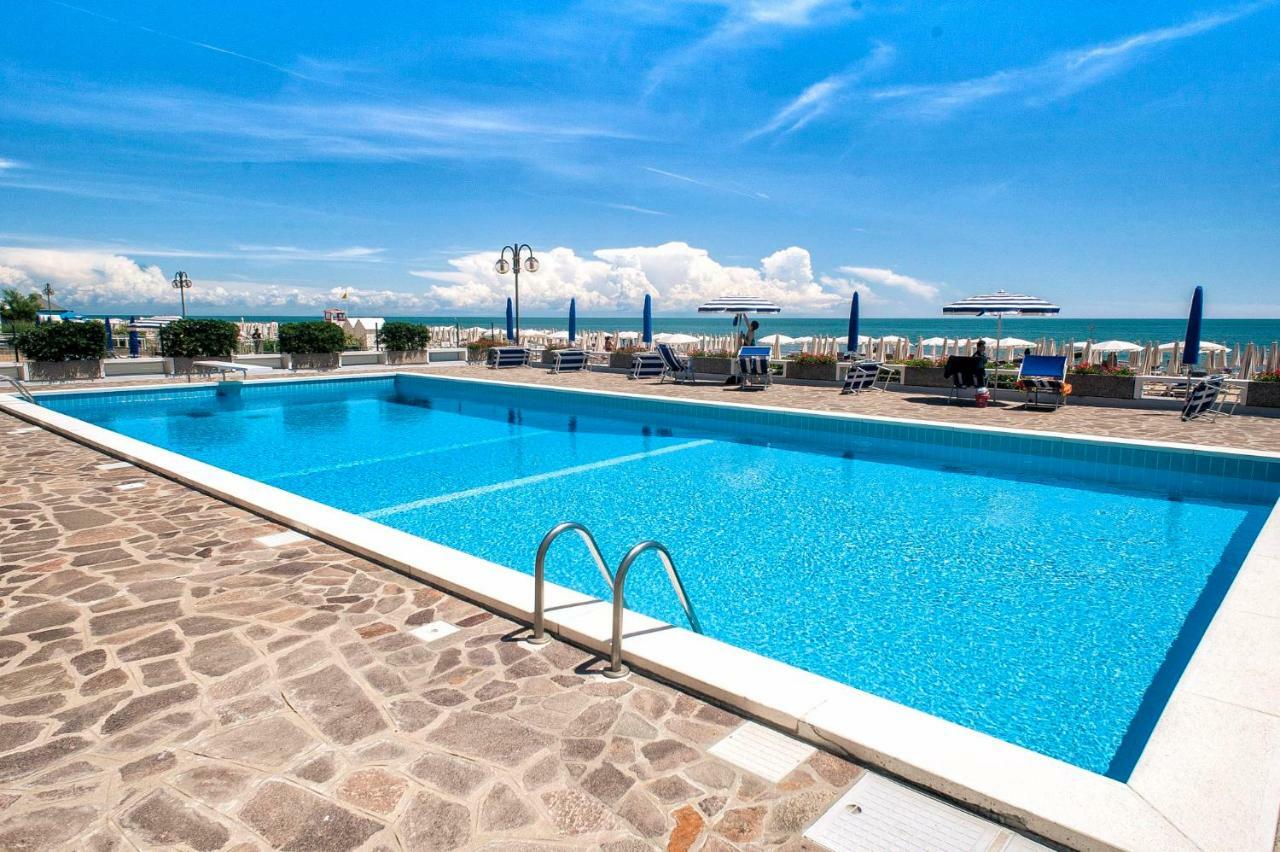 Sea View Apartment With Swimming Pool Lido di Jesolo Kültér fotó