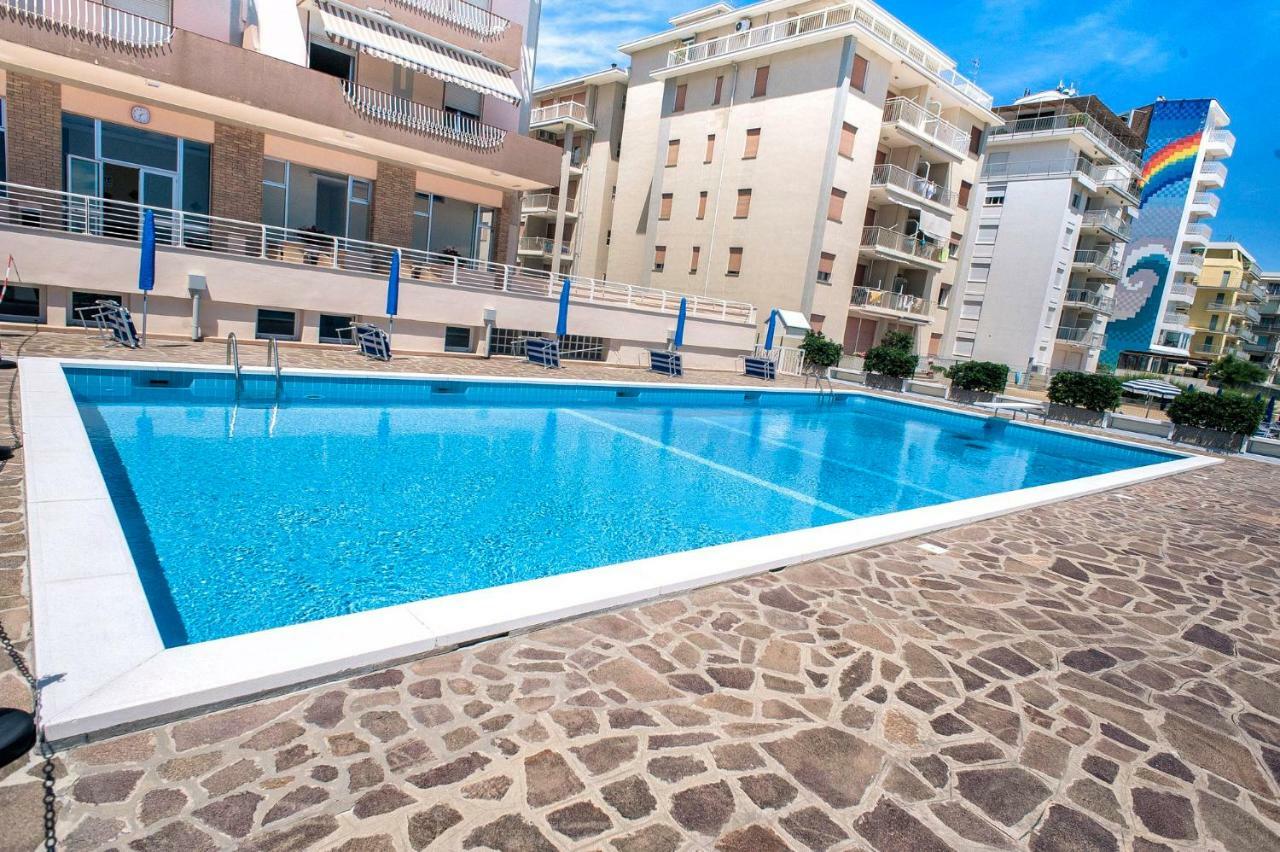 Sea View Apartment With Swimming Pool Lido di Jesolo Kültér fotó