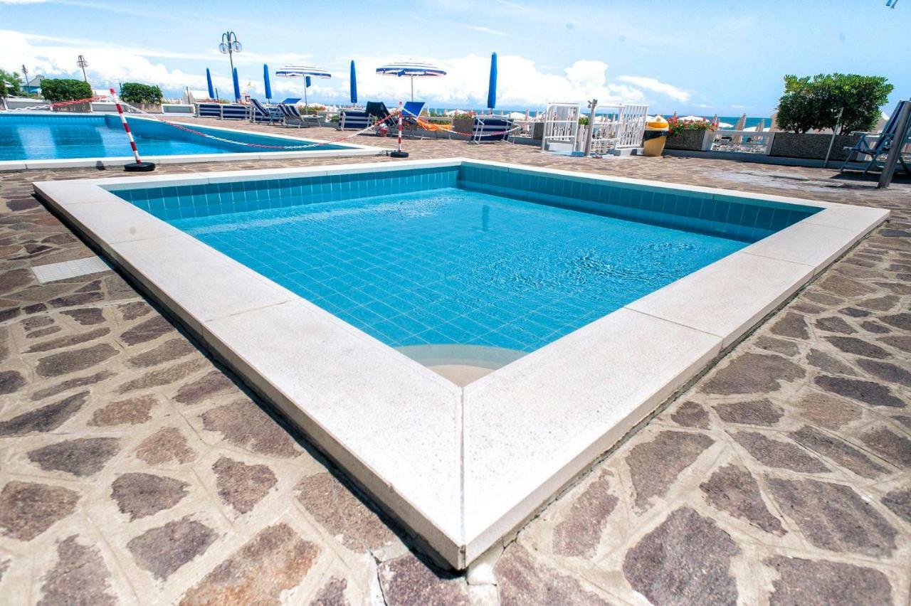 Sea View Apartment With Swimming Pool Lido di Jesolo Kültér fotó