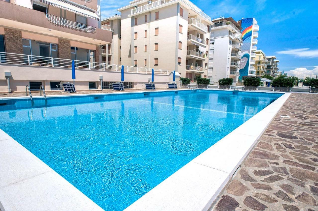 Sea View Apartment With Swimming Pool Lido di Jesolo Kültér fotó