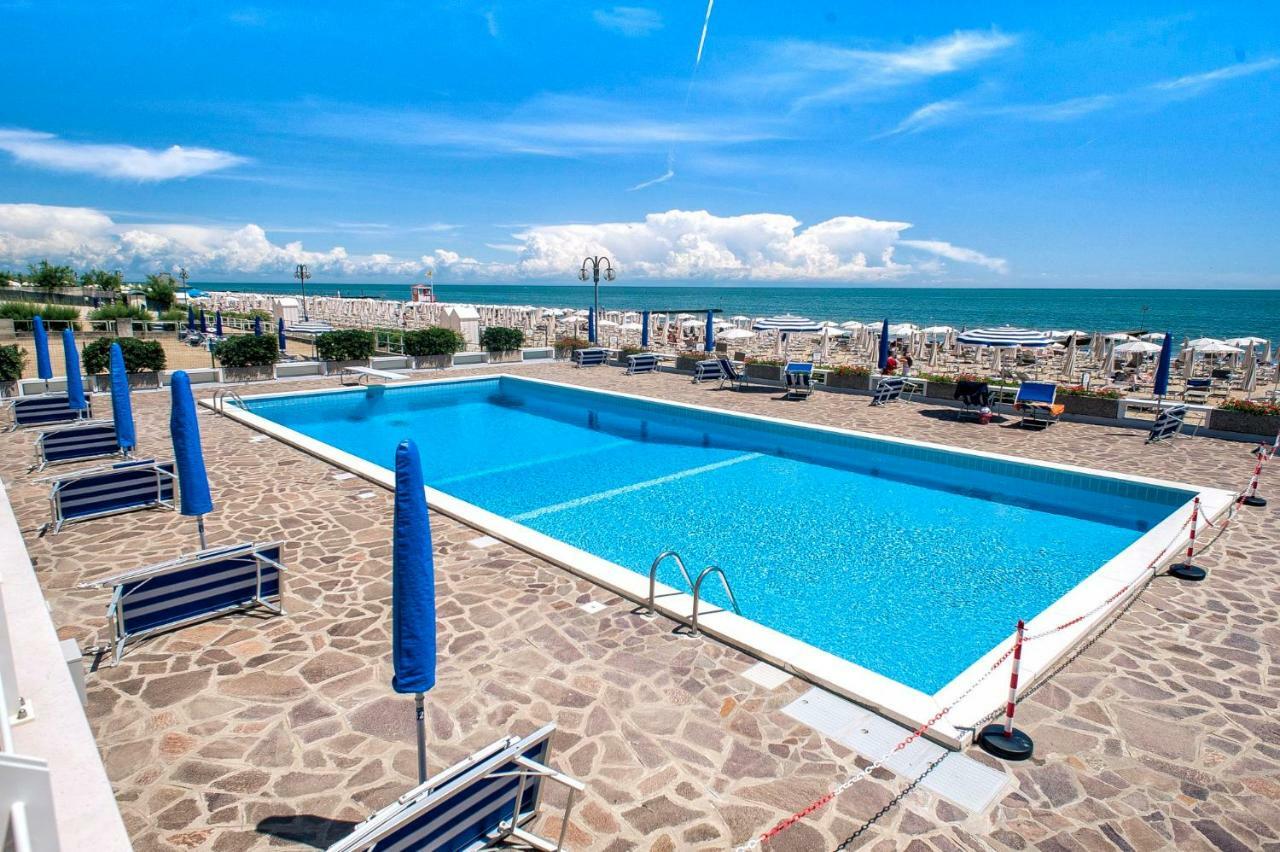 Sea View Apartment With Swimming Pool Lido di Jesolo Kültér fotó