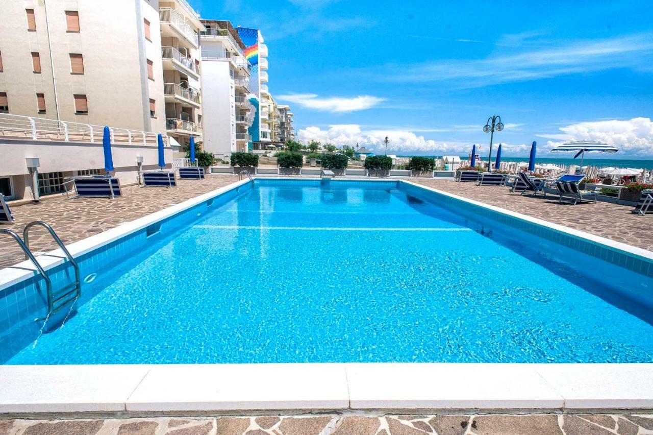 Sea View Apartment With Swimming Pool Lido di Jesolo Kültér fotó