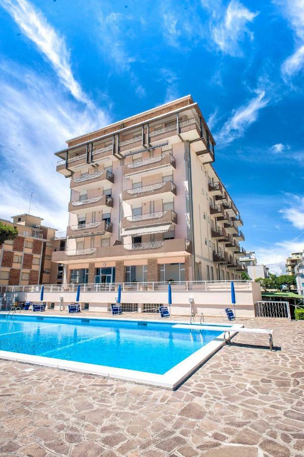 Sea View Apartment With Swimming Pool Lido di Jesolo Kültér fotó