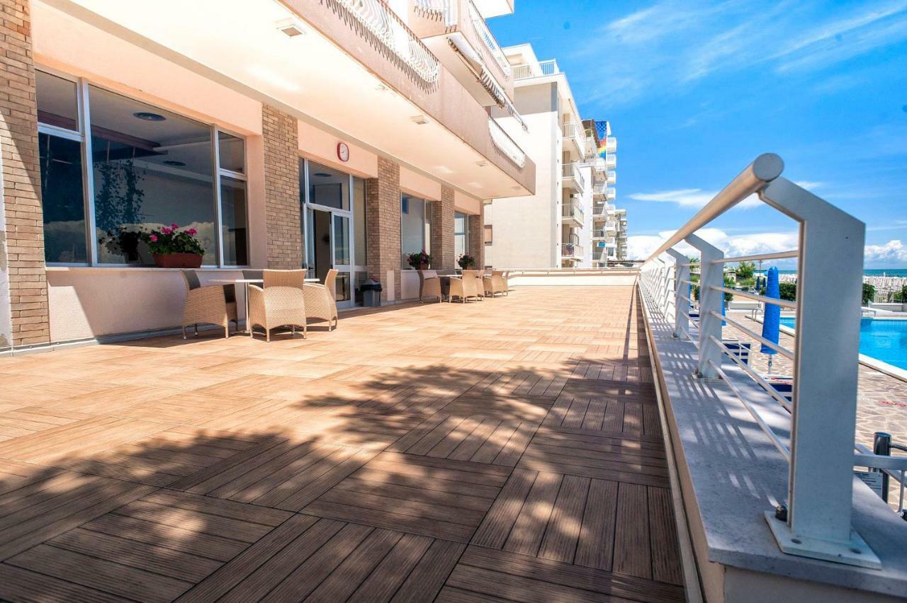 Sea View Apartment With Swimming Pool Lido di Jesolo Kültér fotó