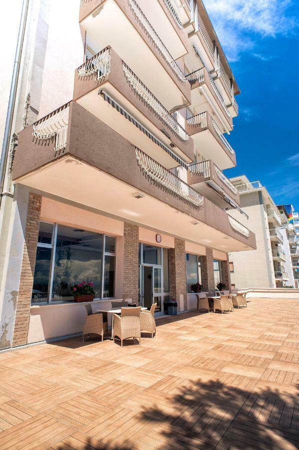Sea View Apartment With Swimming Pool Lido di Jesolo Kültér fotó