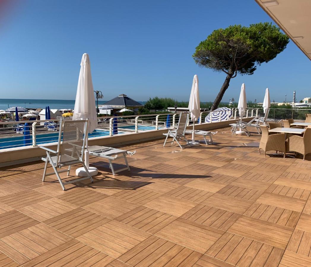 Sea View Apartment With Swimming Pool Lido di Jesolo Kültér fotó