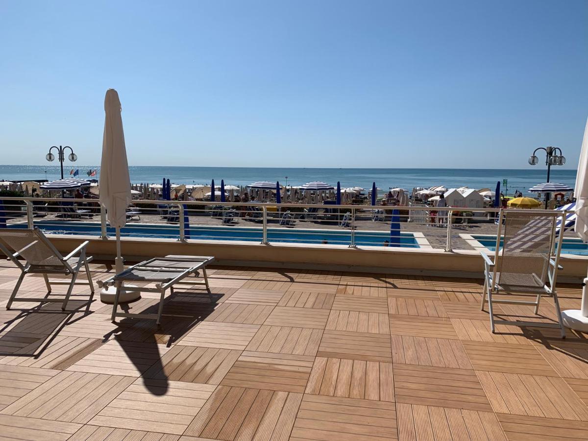 Sea View Apartment With Swimming Pool Lido di Jesolo Kültér fotó